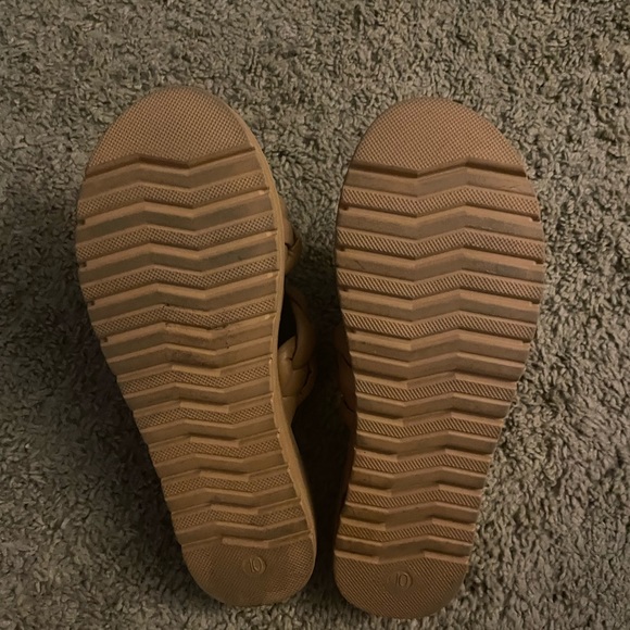 ⭐️SOLD⭐️Steve Madden Sandals - Picture 2 of 3